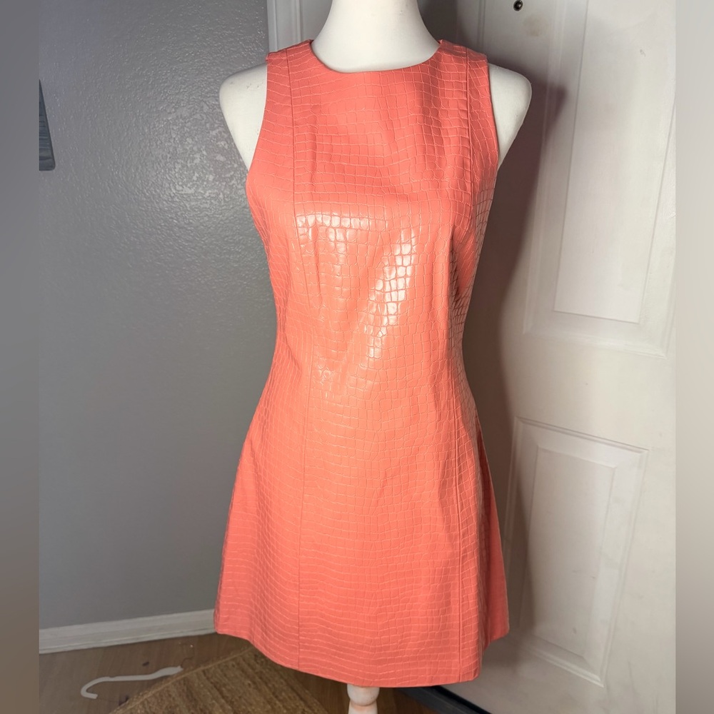 Alice + Olivia | NWoT sz 8 | Pink Coral Croc-Embossed sheath Dress. Faux leather